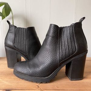 *SOLD* BLACK ANKLE BOOTS